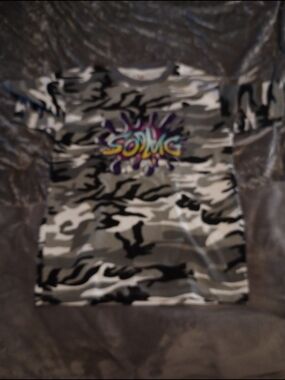 Men's  Graphic Tee with Color Splash Logo - Gray/Black
